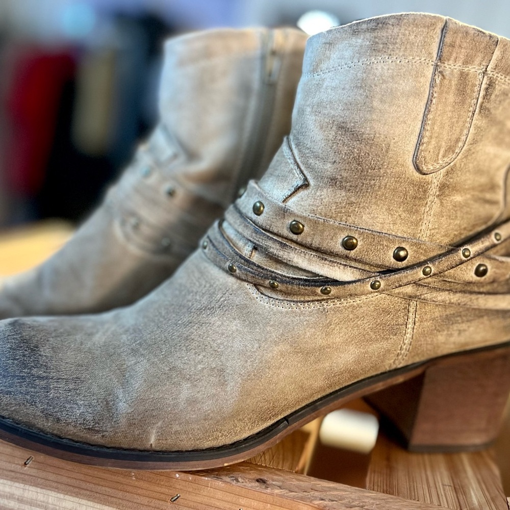 Blazin Roxy Distressed Boot Size 9.5